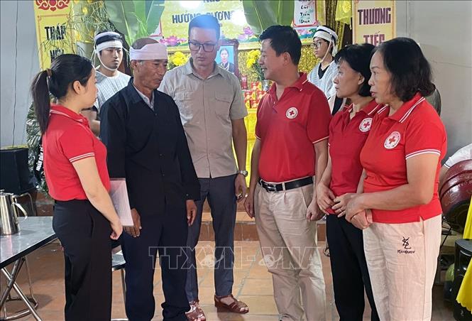 Thăm hỏi và hỗ trợ gia đình nạn nhân bị TNGT ở phường Hồng Hà, thành phố Hạ Long. Ảnh: TTXVN phát
