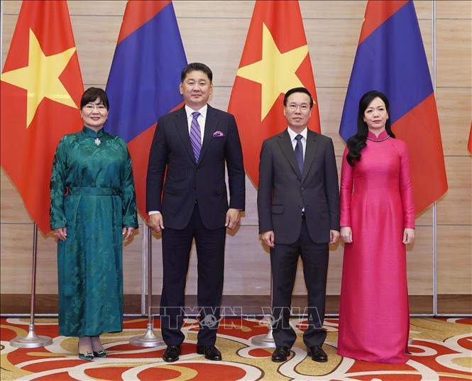 President Vo Van Thuong and his spouse welcomes Mongolian President Ukhnaagiin Khurelsukh and his spouse. VNA Photo: Thống Nhất