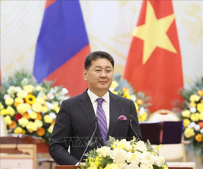 Mongolian President Ukhnaagiin Khurelsukh speaks at the banquet. VNA Photo: Thống Nhất