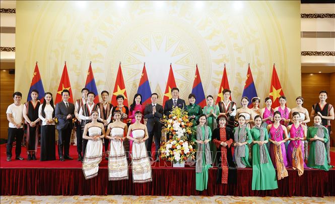 Presidents and their spouses meet artists performing at the banquet. VNA Photo: Thống Nhất