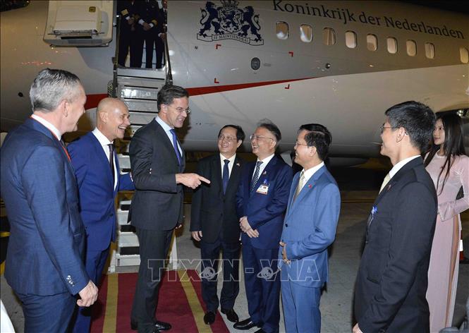 Dutch Prime Minister Mark Rutte is greeted at the Noi Bai airport. VNA Photo: Minh Đức 