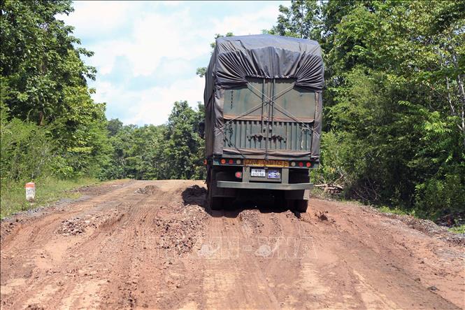 Nhiều phương tiện chuyên chở với khối lượng lớn, có dấu hiệu quá tải thường xuyên di chuyển trên Quốc lộ 14C. Ảnh: Hưng Thịnh - TTXVN