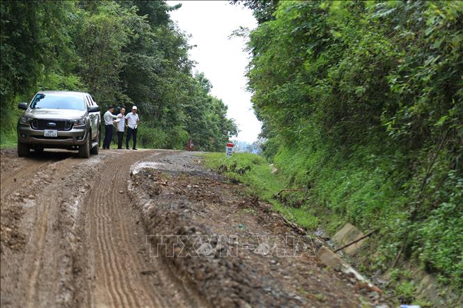 Quỹ Bảo trì đường bộ Đắk Nông phối hợp với đơn vị bảo trì kiểm tra một số đoạn, tuyến trên Quốc lộ 14C. Ảnh: Hưng Thịnh - TTXVN