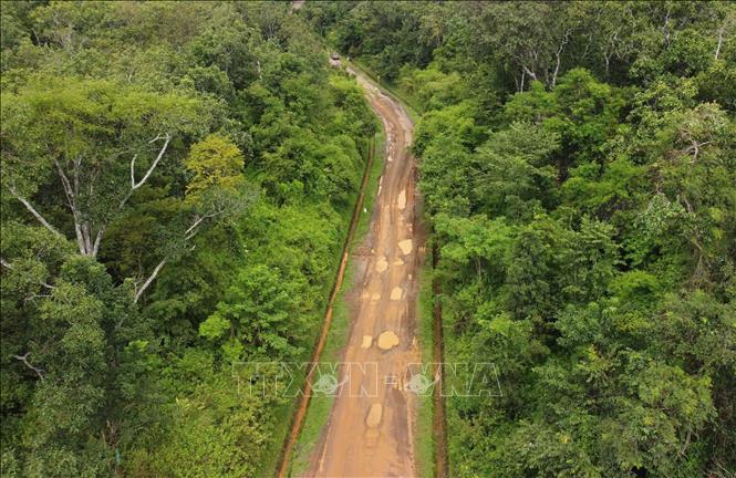 Quốc lộ 14C bị hư hỏng với nhiều “ổ voi”, “ổ gà”. Ảnh: Hưng Thịnh - TTXVN