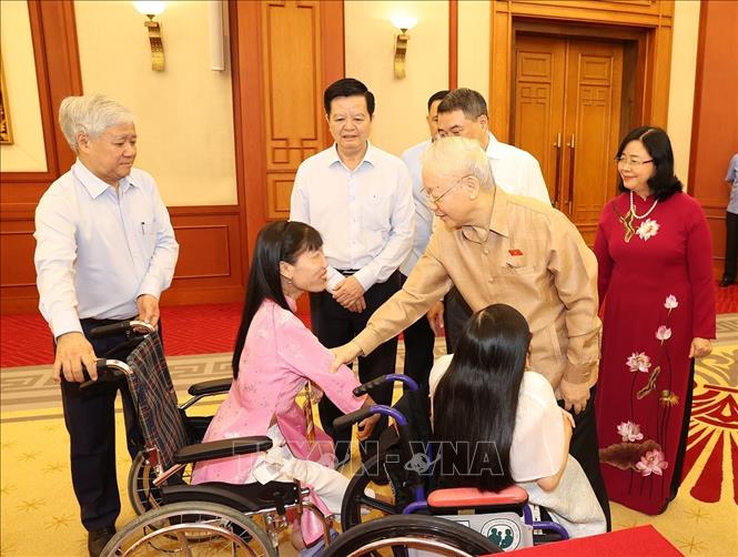 Tổng Bí thư Nguyễn Phú Trọng với đại biểu điển hình tiêu biểu toàn quốc. Ảnh: Trí Dũng –TTXVN