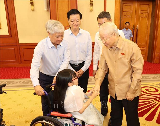 Tổng Bí thư Nguyễn Phú Trọng với đại biểu điển hình tiêu biểu toàn quốc. Ảnh: Trí Dũng –TTXVN