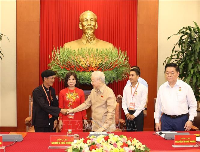Đại diện đại biểu điển hình tiêu biểu toàn quốc chúc mừng Tổng Bí thư Nguyễn Phú Trọng. Ảnh: Trí Dũng –TTXVN