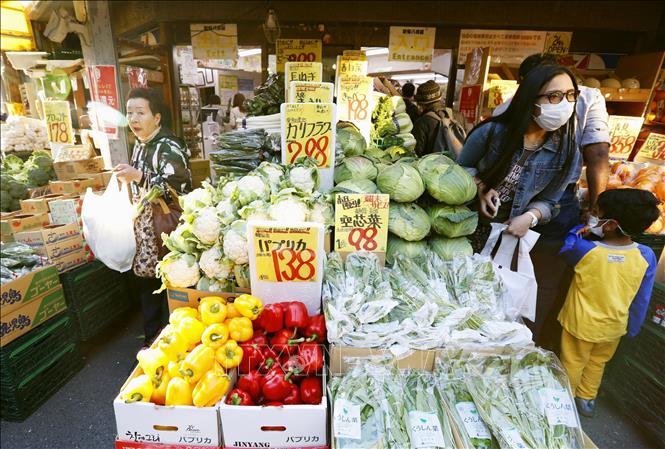 Người dân mua thực phẩm tại siêu thị ở Tokyo, Nhật Bản. Ảnh: AFP/TTXVN