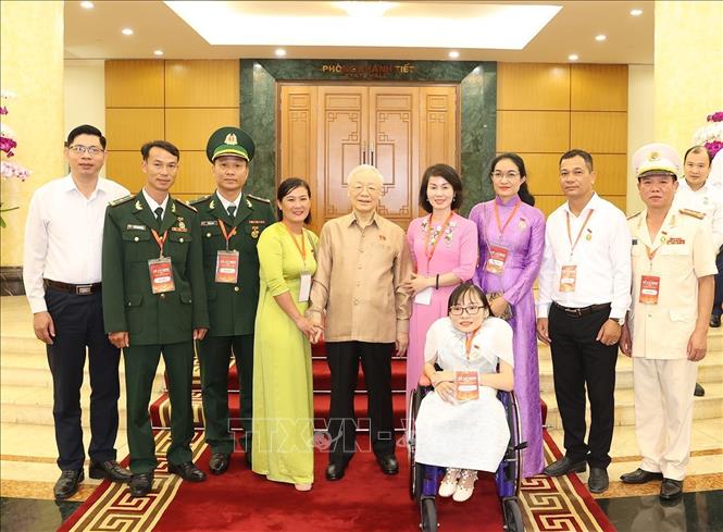 Tổng Bí thư Nguyễn Phú Trọng với các đại biểu điển hình tiêu biểu toàn quốc. Ảnh: Trí Dũng –TTXVN