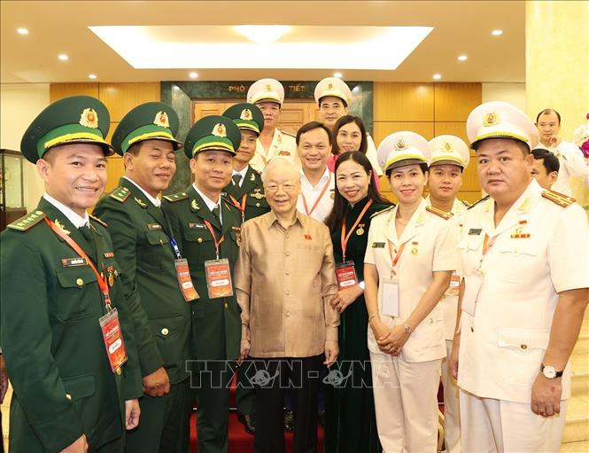 Tổng Bí thư Nguyễn Phú Trọng với các đại biểu điển hình tiêu biểu toàn quốc. Ảnh: Trí Dũng –TTXVN