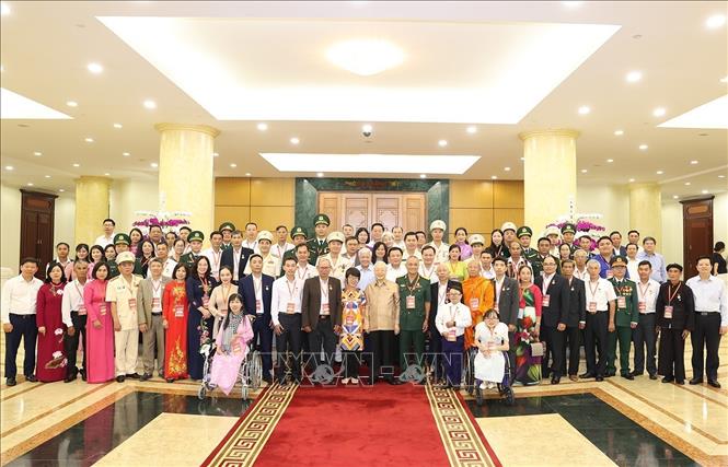 Tổng Bí thư Nguyễn Phú Trọng và các đại biểu điển hình tiêu biểu toàn quốc chụp ảnh lưu niệm. Ảnh: Trí Dũng –TTXVN