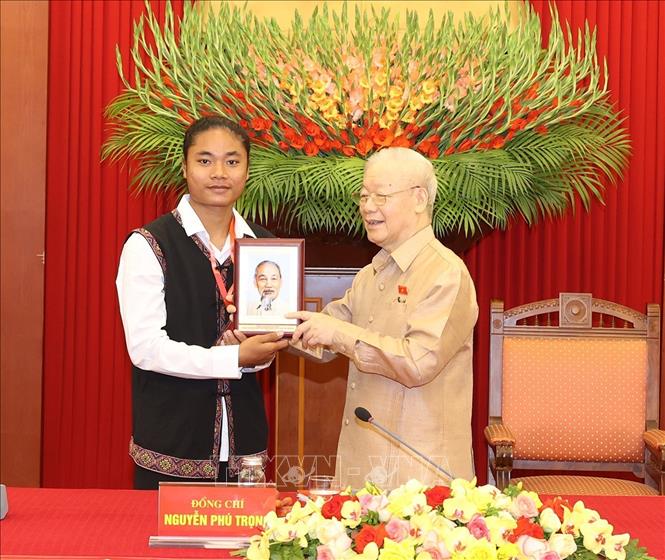 Tổng Bí thư Nguyễn Phú Trọng tặng bức chân dung Bác Hồ cho đại biểu điển hình tiêu biểu toàn quốc. Ảnh: Trí Dũng –TTXVN