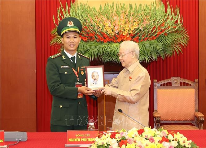Tổng Bí thư Nguyễn Phú Trọng tặng bức chân dung Bác Hồ cho đại biểu điển hình tiêu biểu toàn quốc. Ảnh: Trí Dũng –TTXVN