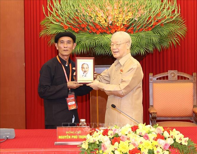 Tổng Bí thư Nguyễn Phú Trọng tặng bức chân dung Bác Hồ cho đại biểu điển hình tiêu biểu toàn quốc. Ảnh: Trí Dũng –TTXVN