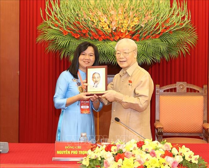 Tổng Bí thư Nguyễn Phú Trọng tặng bức chân dung Bác Hồ cho đại biểu điển hình tiêu biểu toàn quốc. Ảnh: Trí Dũng –TTXVN