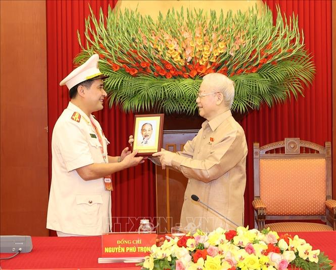 Tổng Bí thư Nguyễn Phú Trọng tặng bức chân dung Bác Hồ cho đại biểu điển hình tiêu biểu toàn quốc. Ảnh: Trí Dũng –TTXVN