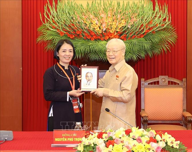 Tổng Bí thư Nguyễn Phú Trọng tặng bức chân dung Bác Hồ cho đại biểu điển hình tiêu biểu toàn quốc. Ảnh: Trí Dũng –TTXVN