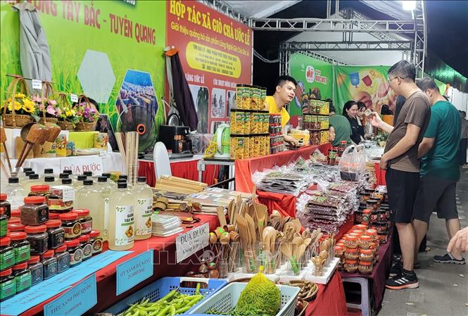 Người dân hào hứng mua sắm tại “Lễ hội mua sắm Hà Nội – HaNoi shopping festival”. Ảnh: Phương Anh-TTXVN