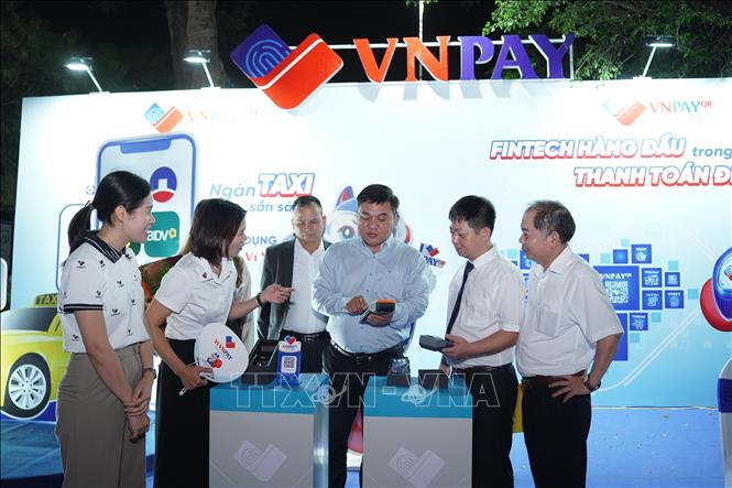 Người dân hào hứng tam gia trải nghiệm mua sắm không sử dụng tiền mặt Vnpay tại “Lễ hội mua sắm Hà Nội – HaNoi shopping festival”. Ảnh: Phương Anh-TTXVN