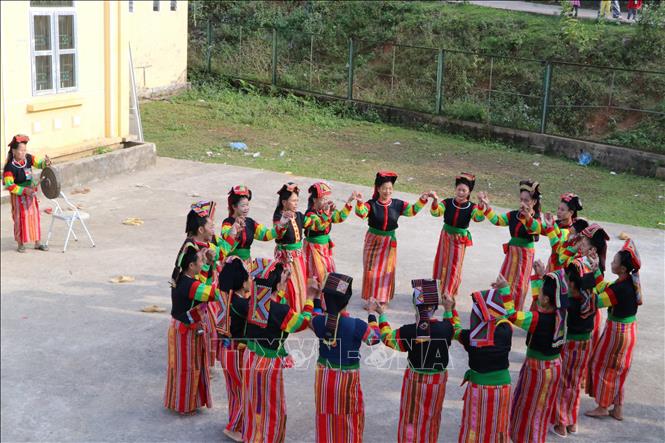 Ngày lễ, tết truyền thống dân tộc, bà con dân tộc Cống ở xã Nậm Khao, huyện Mường Tè (Lai Châu) tổ chức gõ chiêng, múa xoè vui nhộn. Ảnh: Trần Văn Hoàng-TTXVN