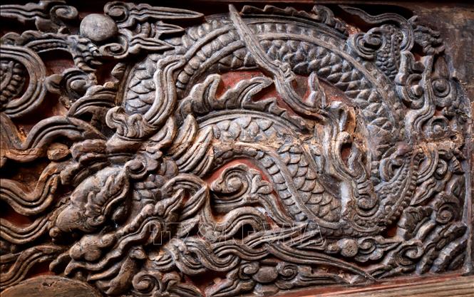 Miếu có những hình chạm mang phong cách nghệ thuật độc đáo như hình rồng, phượng, lân, vân xoắn, lá lật… với nhiều sắc thái biểu cảm khác nhau. Ảnh: Thế Duyệt – TTXVN 