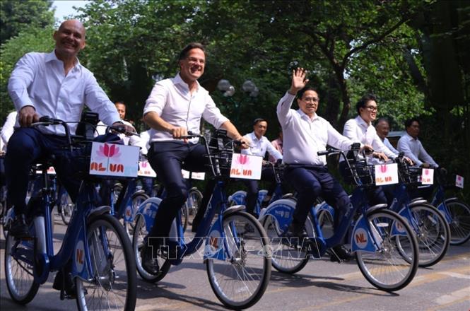 Prime Minister Pham Minh Chinh and his Dutch counterpart Mark Rutte during their cycling tour. VNA Photo
