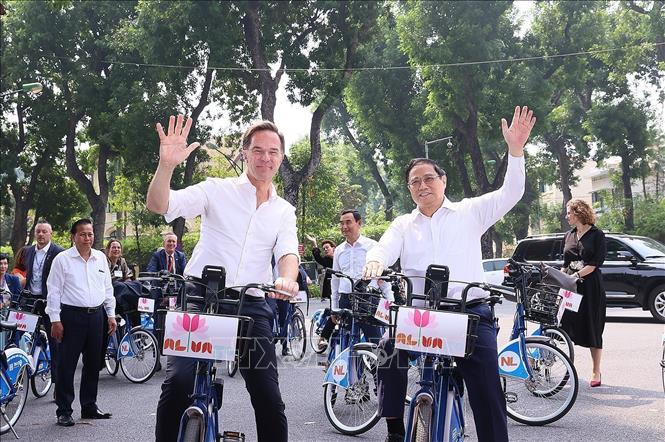 Prime Minister Pham Minh Chinh and his Dutch counterpart Mark Rutte on their cycling tour. VNA Photo
