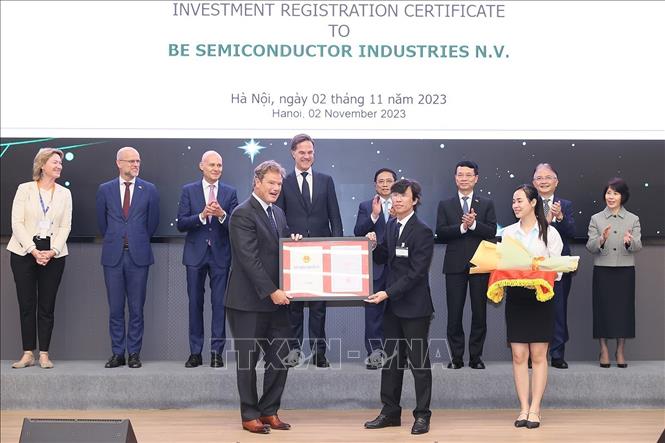 Prime Minister Pham Minh Chinh and his Dutch counterpart Mark Rutte witness the exchange of cooperation agreement documents between Vietnamese and Dutch agencies and enterprises in the fields of innovation, creativity and finance. VNA Photo: Dương Giang