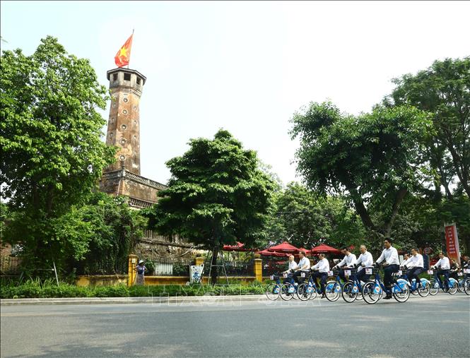 Prime Minister Pham Minh Chinh and his Dutch counterpart Mark Rutte on November 2 morning pedal through streets around the UNESCO-recognised Thang Long Imperial Citadel. VNA Photo