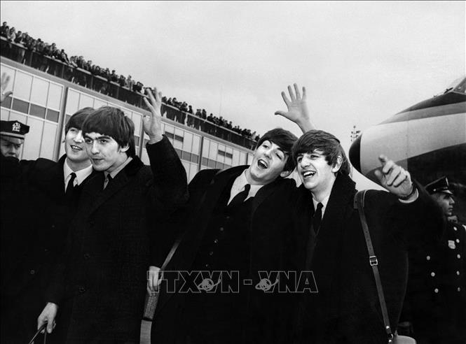 (Tư liệu) Các thành viên ban nhạc The Beatles tại sân bay John F. Kennedy ở New York, Mỹ, ngày 9/2/1964. Ảnh: AFP/TTXVN