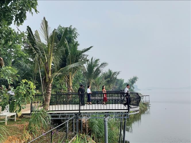 Du khách thưởng lãm vẻ đẹp hồ Đồng Mô, thị xã Sơn Tây (Hà Nội). Ảnh: Đinh Thuận - TTXVN