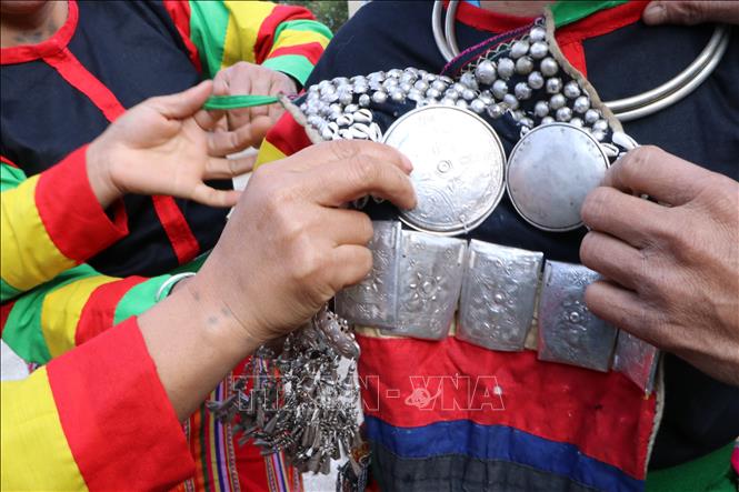 Silver accessories for decoration on traditional costumes of Cong ethnic minority women. VNA Photo: Trần Văn Hoàng