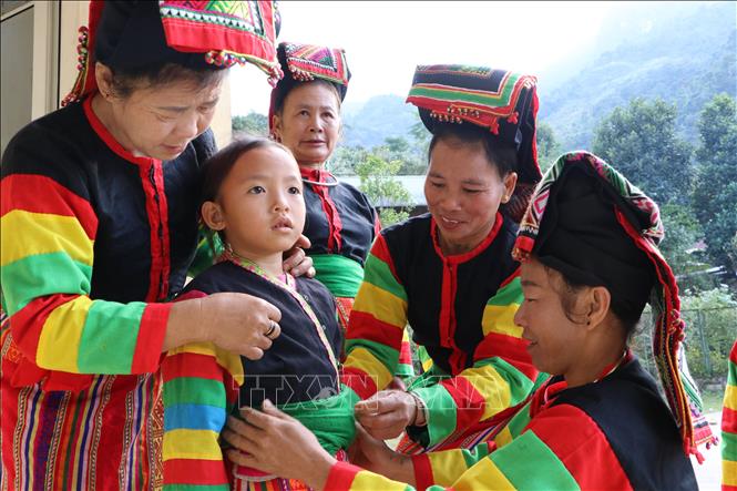 Colourful costumes of Cong ethnic minority people. VNA Photo: Trần Văn Hoàng