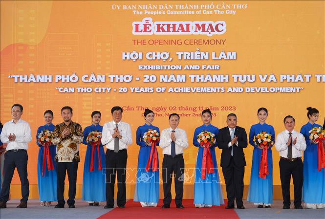 Các đại biểu cắt băng khai mạc Hội chợ, triển lãm “Thành phố Cần Thơ – 20 năm thành tựu và phát triển”. Ảnh: Thanh Liêm - TTXVN