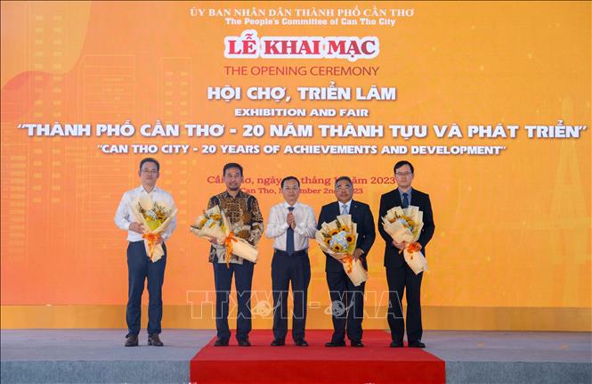 Bí thư Thành ủy Cần Thơ Nguyễn Văn Hiếu tặng hoa cho đại diện các Đại sứ quán, Tổng lãnh sự quán có gian hàng tham gia sự kiện. Ảnh: Thanh Liêm - TTXVN