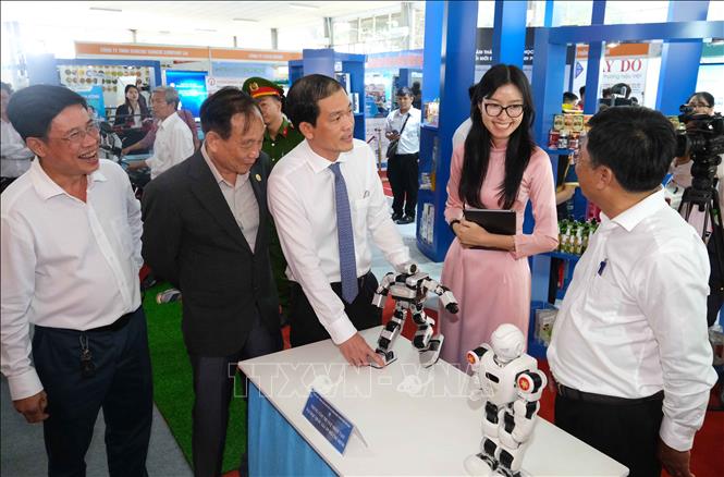 Đại biểu xem các mẫu robot thông minh được giới thiệu tại triển lãm. Ảnh: Thanh Liêm - TTXVN