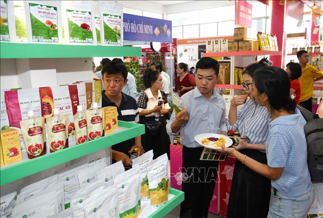 Hội chợ, triển lãm “Thành phố Cần Thơ – 20 năm thành tựu và phát triển” có sự tham gia của 350 gian hàng của các doanh nghiệp trong nước và quốc tế. Ảnh: Thanh Liêm - TTXVN