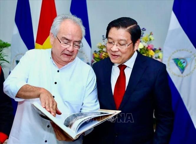 Phan Dinh Trac, Politburo member, Secretary of the Party Central Committee and Chairman of the Party Central Committee’s Commission for Internal Affairs meets with President of the Nicaraguan National Assembly Dr. Gustavo Porras Cortés. VNA Photo: Mai Phương