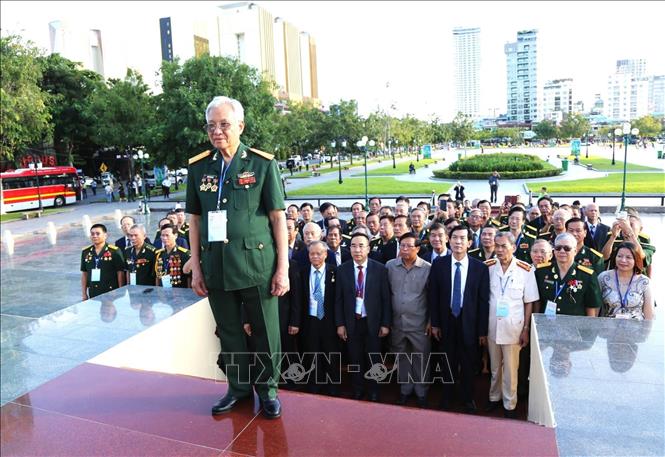 Đại tá Trịnh Vinh Pha dẫn đầu Đoàn cựu quân tình nguyện, cựu chuyên gia và gia đình có người thân hy sinh trên chiến trường Campuchia thực hiện nghi thức dâng hoa tại Tượng đài Hữu nghị Việt Nam - Campuchia ở thủ đô Phnom Penh, chiều 03/11/2023. Ảnh: Hoàng Minh - PV TTXVN tại Campuchia   