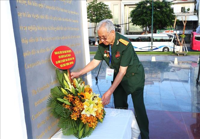 Đại tá Trịnh Vinh Pha dẫn đầu Đoàn cựu quân tình nguyện, cựu chuyên gia và gia đình có người thân hy sinh trên chiến trường Campuchia thực hiện nghi thức dâng hoa tại Tượng đài Hữu nghị Việt Nam - Campuchia ở thủ đô Phnom Penh, chiều 03/11/2023. Ảnh: Hoàng Minh - PV TTXVN tại Campuchia   