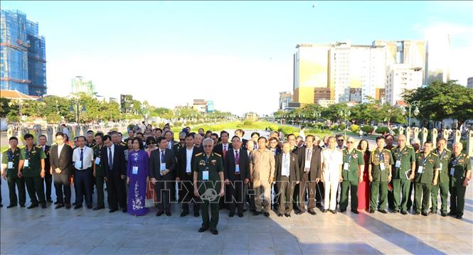 Đoàn cựu quân tình nguyện, cựu chuyên gia và gia đình có người thân hy sinh trên chiến trường Campuchia dâng hoa tại Tượng đài cố Quốc vương Norodom Sihanouk ở thủ đô Phnom Penh, chiều 03/11/2023. Ảnh: Hoàng Minh - PV TTXVN tại Campuchia  