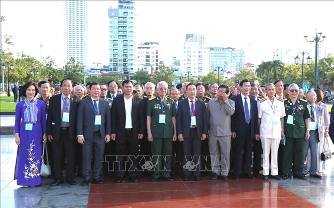 Đoàn cựu quân tình nguyện, cựu chuyên gia và gia đình có người thân hy sinh trên chiến trường Campuchia dâng hoa tại Tượng đài Hữu nghị Việt Nam-Campuchia ở thủ đô Phnom Penh, chiều 03/11/2023. Ảnh: Hoàng Minh - PV TTXVN tại Campuchia 