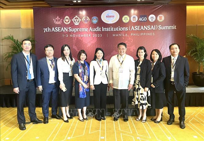 The Vietnamese delegation attending the summit. Photo by courtesy/VNA