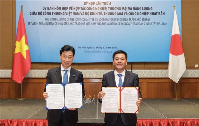 Vietnamese Minister of Industry and Trade Nguyen Hong Dien and Japanese Minister of Economy, Trade and Industry Nishimura Yasutoshi at the meeting. VNA Photo: Trần Việt 