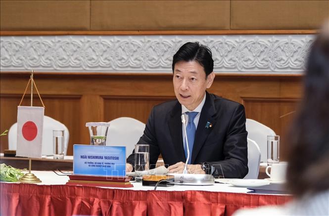 Japanese Minister of Economy, Trade and Industry Nishimura Yasutoshi speaks at the meeting. VNA Photo: Trần Việt 