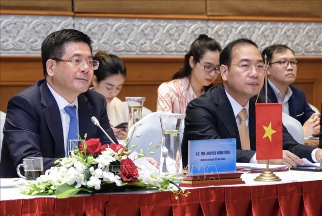 Vietnamese Minister of Industry and Trade Nguyen Hong Dien speaks at the meeting. VNA Photo: Trần Việt 