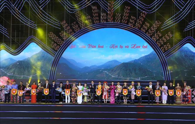 Đồng chí Lê Hoài Trung - Bí thư Trung ương Đảng, Trưởng Ban Đối ngoại Trung ương; Phó Bí thư, Chủ tịch UBND tỉnh Lai Châu Lê Văn Lương; Thứ trưởng Bộ Văn hóa, Thể thao và Du lịch Trịnh Thị Thủy tặng cờ và hoa cho đại diện các dân tộc tham dự Ngày hội. Ảnh: Quý Trung – TTXVN