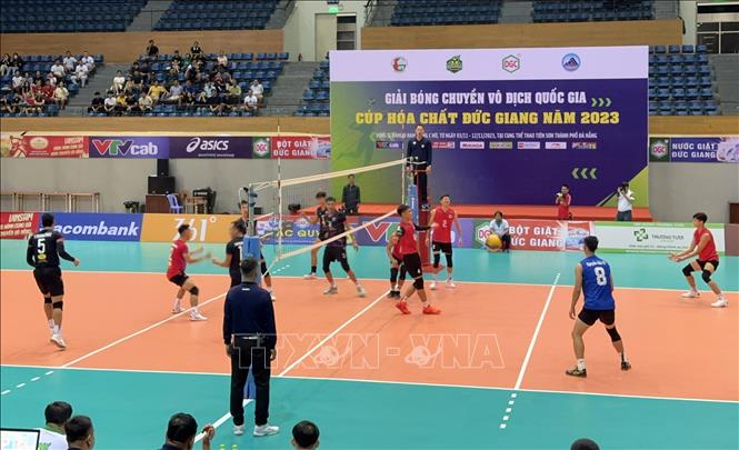 Thi đấu bóng chuyền nam giữa đội Đà Nẵng (áo xanh) và đội Hà Nội (áo đỏ) sau lễ khai mạc. Ảnh: Trần Lê Lâm - TTXVN 