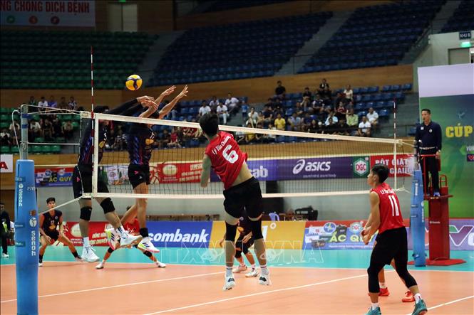 Thi đấu bóng chuyền nam giữa đội Đà Nẵng (áo xanh) và đội Hà Nội (áo đỏ) sau lễ khai mạc. Ảnh: Trần Lê Lâm - TTXVN 