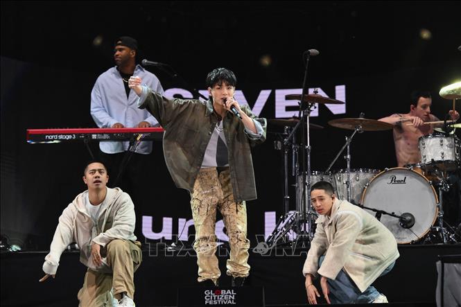 Ca sĩ Jungkook của nhóm nhạc BTS (giữa) biểu diễn tại  New York, Mỹ, ngày 23/9/2023. Ảnh: AFP/TTXVN